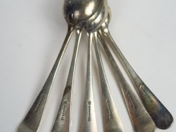 Suite de 6 cuillères à entremets en argent étranger. Poids : 380 g