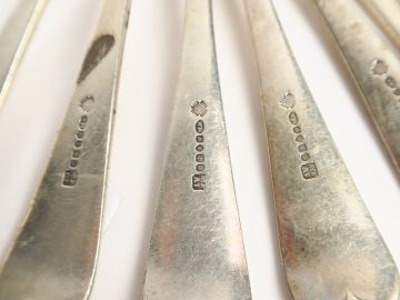 Suite de 6 cuillères à entremets en argent étranger. Poids : 380 g