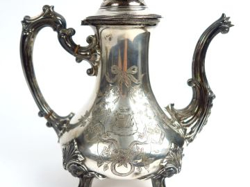 DEBAIN. Théière en argent, poinçon Minerve, de style Rocaille, panse g