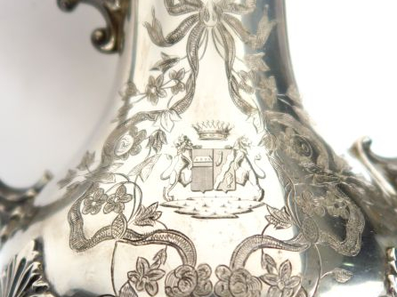DEBAIN. Théière en argent, poinçon Minerve, de style Rocaille, panse g