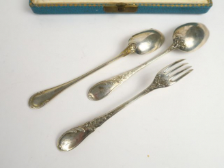 Vente aux enchères Couvert d'enfant en argent dans son écrin, décor de rinceaux feuillagé