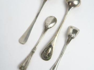 2 pelles à sels, une cuillère à moutarde, une cuillère en argent. Poid