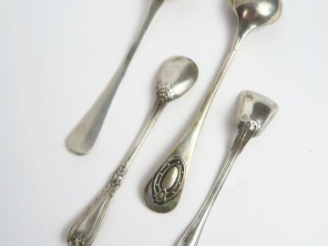 Vente aux enchères 2 pelles à sels, une cuillère à moutarde, une cuillère en argent. Poid