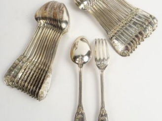 Vente aux enchères 12 couverts en argent, poinçon Minerve, de style Rocaille. Poids : 2 1