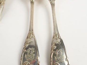 12 couverts en argent, poinçon Minerve, de style Rocaille. Poids : 2 1