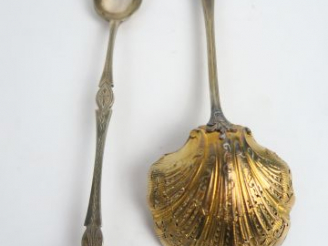 Vente aux enchères Saupoudreuse et cuillère à sucre en argent et vermeil, poinçon Minerve