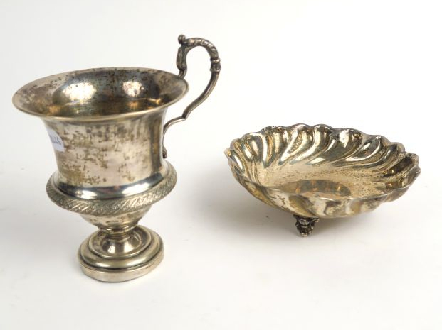 Tasse sur talon en argent, on y joint un vide poche tripode en argent.
