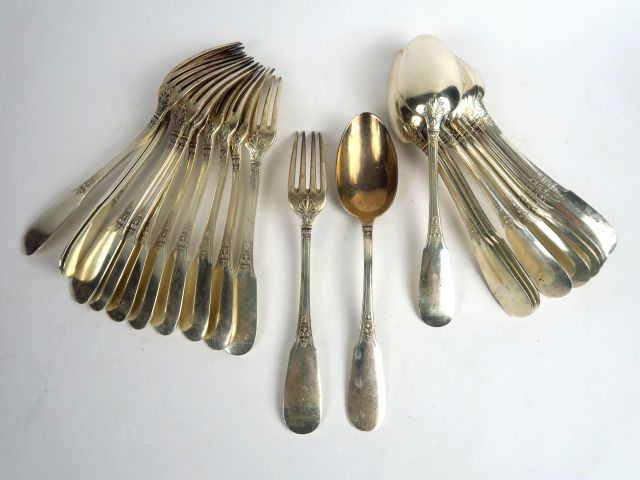 12 couverts de style Louis XVI en argent, poinçon Minerve. Poids : 2 0