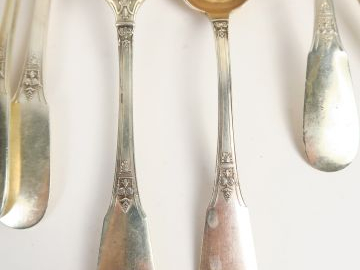 12 couverts de style Louis XVI en argent, poinçon Minerve. Poids : 2 0