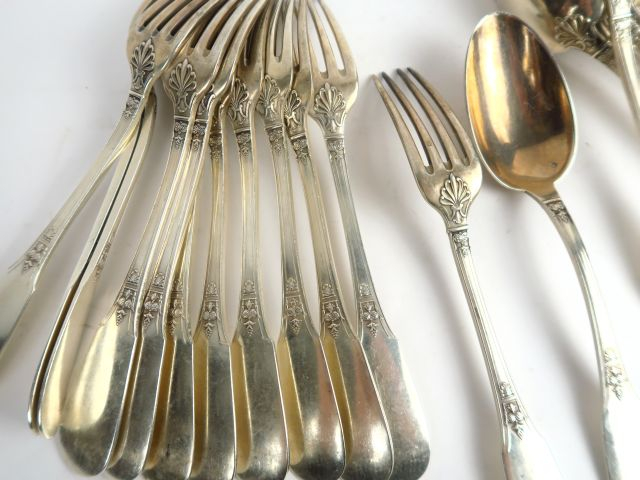 12 couverts de style Louis XVI en argent, poinçon Minerve. Poids : 2 0
