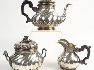 Vente aux enchères HARLEUX. Service à thé en argent, poinçon Minerve, à décor de côtes to