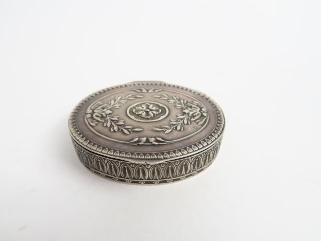 Boite ovale de style Louis XVI en argent et vermeil, poinçon Minerve. 