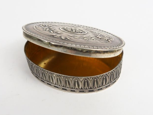 Boite ovale de style Louis XVI en argent et vermeil, poinçon Minerve. 