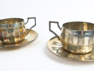 Vente aux enchères Deux tasses à thé et leurs sous tasses de style Art Déco en argent, po
