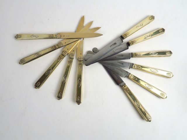 Suite de 11 couteaux de style Empire, armoriés dans un cartouche, manc