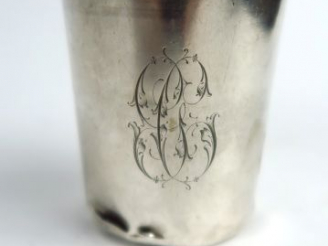 Vente aux enchères Timbale en argent, poinçon Minerve. Poids : 64 g (accidents)