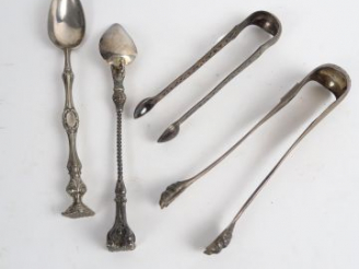 Vente aux enchères 2 pinces à sucre en argent, pionçon Minerve, et deux cuillères à sucre