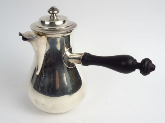 Vente aux enchères Verseuse marabout en métal argenté, manche latéral en bois noirci