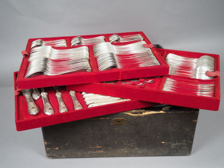 BOULENGER. Belle ménagère de style Rocaille en métal argenté dans son 