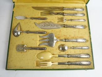 Vente aux enchères Dans un coffret, ensemble de couverts, manches argent fourré, comprena