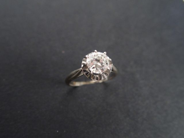 Solitaire monture or blanc orné d'un diamant demi-taille de 1cts envir