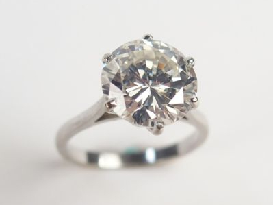 Solitaire, brillant de 3,16 carats, K, SI. Monture en or blanc. Certif