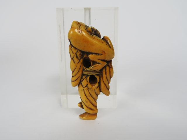 Netsuke en ivoire rehaussé de brun, représentant Gama-sennin debout su