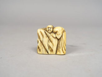 Vente aux enchères Netsuke en ivoire représentant un personnage debout contre un rocher s
