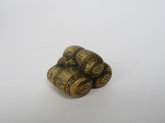 Vente aux enchères Netsuke en ivoire et rehauts bruns représentant trois balles de riz su