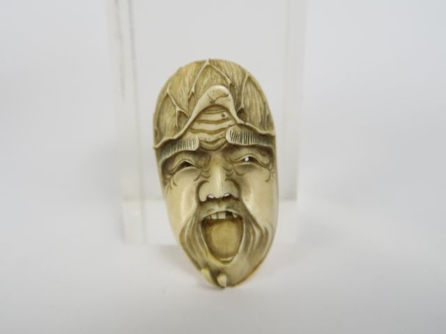 Lot des trois petits masques en ivoire, deux figurant Beshimi, le troi