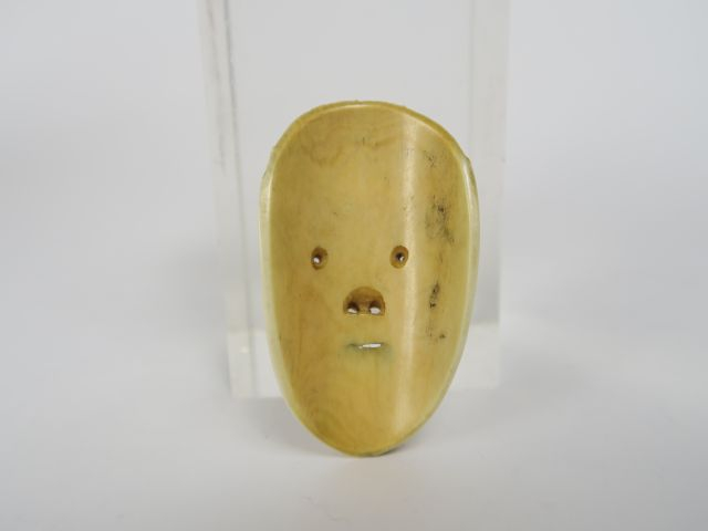 Lot des trois petits masques en ivoire, deux figurant Beshimi, le troi