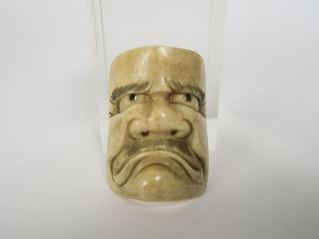 Lot des trois petits masques en ivoire, deux figurant Beshimi, le troi