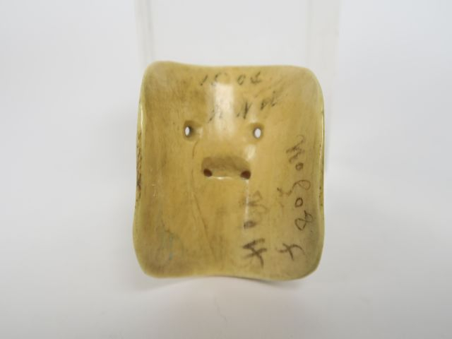 Lot des trois petits masques en ivoire, deux figurant Beshimi, le troi