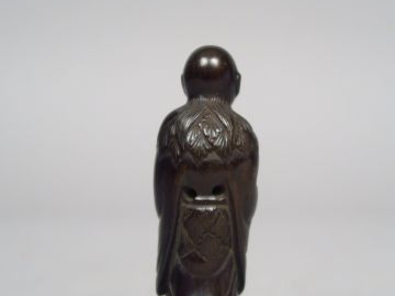 Netsuke en ébène représentant le sennin Tekkai debout, appuyé sur son 