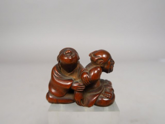 Vente aux enchères Netsuke en bois représentant un aveugle pratiquant un amma, massant le