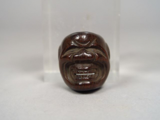 Vente aux enchères Netsuke en bois sculpté en forme de masque de Beshimi. Signé Deme Jôma