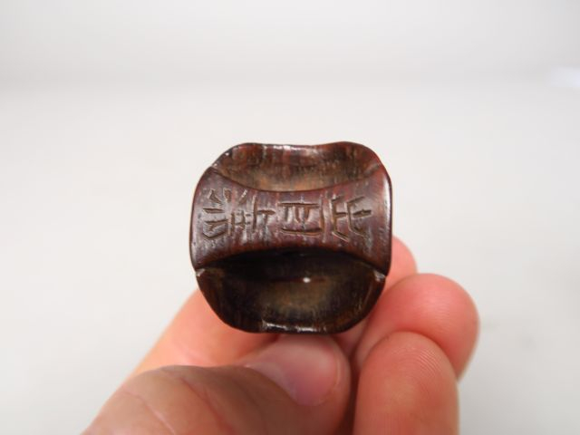 Netsuke en bois sculpté en forme de masque de Beshimi. Signé Deme Jôma