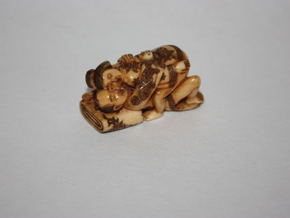 Netsuke en ivoire représentant deux personnages dans une position érot
