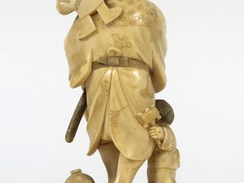 Okimono en ivoire représentant un paysan et son fils. Japon. Vers 1900