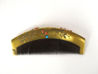 Vente aux enchères Peigne Kushi en laque or à décor en takamakie et incrustations de cora