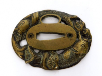 Vente aux enchères Kanamono en forme de tsuba, en sentoku à décor de deux carpes dans les