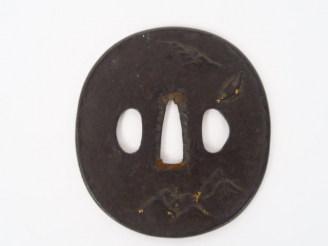 Vente aux enchères Tsuba en fer, à décor d'oiseaux survolant un paysage. Japon période Ed