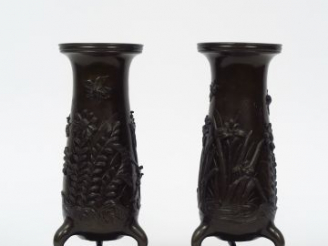 Vente aux enchères Paire de vases en bronze à patine brun clair, décor d'iris et d'arbust