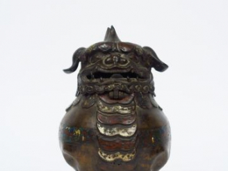 Vente aux enchères Kyrin en bronze et émaux champlevés, formant brule parfum. Japon vers 