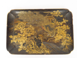 Vente aux enchères Petit plateau en laque du Japon noire et dorée, à décor d'oiseaux et d