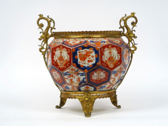 Vente aux enchères Coupe en porcelaine d'Imari à décor polychrome de compositions florale