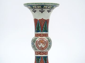 Vase forme Gu en porcelaine de Kutani Japon. Taisho.  H. 29,5 cm