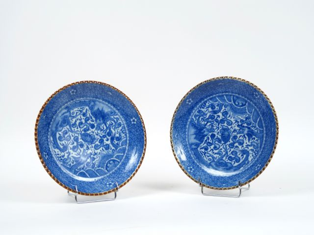 Paire de coupes en porcelaine blanc bleu à décor de dragons. Japon ver