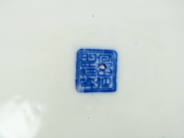 Paire de coupes en porcelaine blanc bleu à décor de dragons. Japon ver