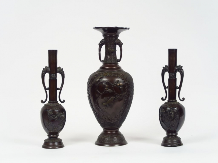 Vase balustre en bronze à décor en relief d'oiseaux et deux vases en b